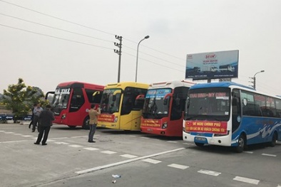 Hà Nội: Xe khách phản đối chuyển bến bị cẩu đi trong đêm