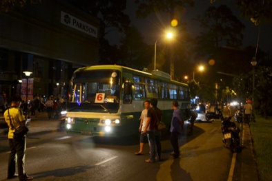 Xe buýt cán chết người đi xe máy trong đêm