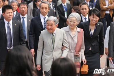 Người Nhật xếp hàng trước Văn Miếu đón Nhà vua và Hoàng hậu