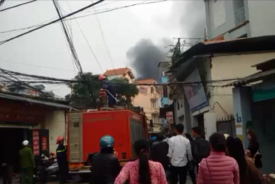 Hà Nội: Cháy nhà trong ngõ, 'mạng nhện' dây điện bủa vây xe cứu hỏa