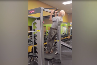 Hít 24 cái xà đơn, cụ ông 90 tuổi khiến các thanh niên nể phục