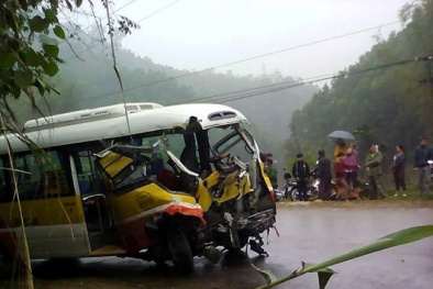 Thái Nguyên: Xe buýt đối đầu xe tải nát bươm, 9 người thương vong