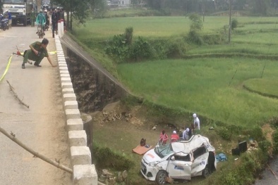 Taxi rơi khỏi cầu làm 1 người chết, 5 người bị thương