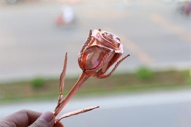 Quà tặng 8/3 dành cho vợ, bạn gái: Hoa dát vàng cao cấp giá tiền triệu