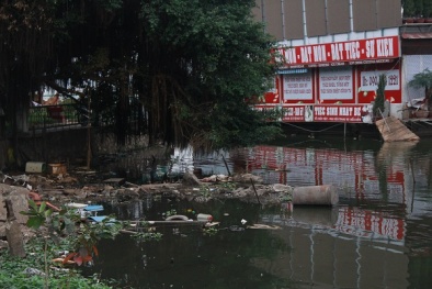 Rác thải, phế liệu xây dựng ngổn ngang sau khi di dời nhà nổi hồ Tây