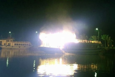 Tàu du lịch Huy Lộc ở cảng Tuần Châu bất ngờ bốc cháy trong đêm