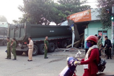 Xe ben đâm nát nhà dân, tông tử vong người đàn ông đang ngủ