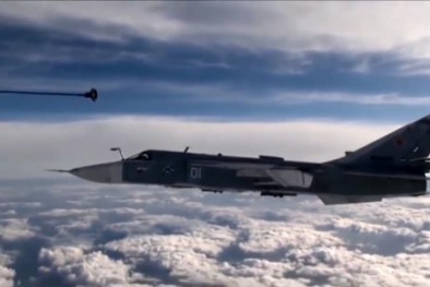 Video: Choáng với hình ảnh máy bay Su-24 huyền thoại tiếp nhiên liệu trên không 