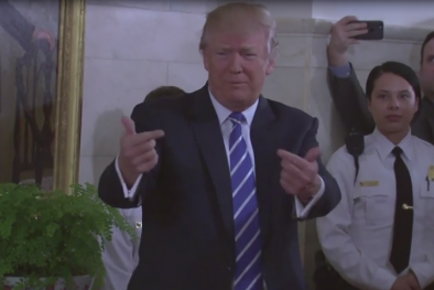 Clip: Tổng thống Donald Trump khiến du khách thăm Nhà Trắng kinh ngạc tột độ