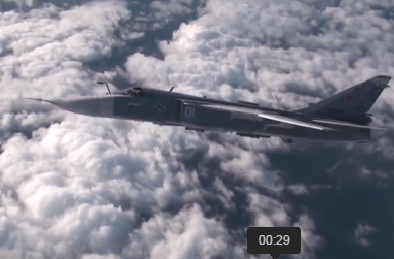 Kinh ngạc hình ảnh máy bay Su-24 huyền thoại tiếp nhiên liệu trên không