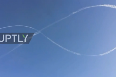 Mừng ngày Quốc tế Phụ nữ 2017, phi công bí ẩn vẽ hình số 8 bằng khói trên trời