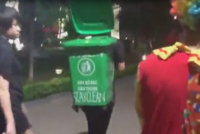 Thanh niên địu thùng nhặt rác trên phố đi bộ