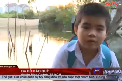 Cảm phục cậu bé 3 năm chèo phao xốp đi học