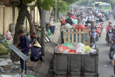 TP.HCM: Xe rác nối đuôi nhau tập kết ngay dưới lòng đường