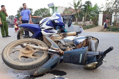 Tai nạn giao thông ngày 12/3: 2 xe máy dính chặt vào nhau, 3 người thương vong