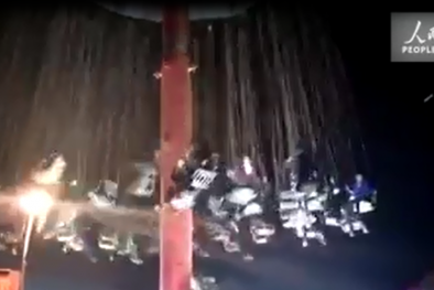 Kinh hãi khoảnh khắc sập đu quay, nhiều người rơi xuống đất