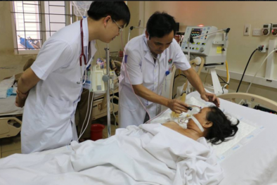 Không chỉ nam giới, phụ nữ cũng nguy kịch vì ngộ độc rượu Methanol