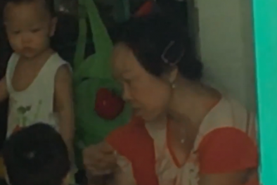 Cha bé gái bị bảo mẫu hành hạ: 'Tôi thấy có lỗi với con'