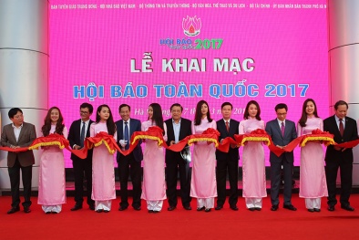 Ông Võ Văn Thưởng đánh trống khai mạc Hội Báo toàn quốc 2017
