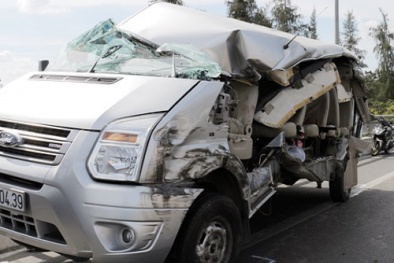 Ô tô đi đám cưới gặp tai nạn giao thông làm 2 người tử vong, 4 người nguy kịch