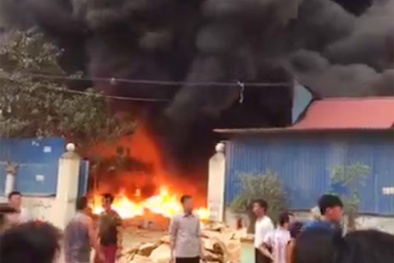 Cháy lớn tại Hưng Yên biển lửa bao trùm kho phế liệu