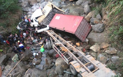 Tin mới vụ xe tải cùng container lao xuống vực, 4 người nguy kịch