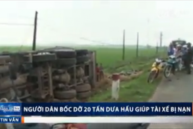 Hà Tĩnh: Lật xe tải chở 20 tấn dưa, dân tập trung thu gom giúp tài xế