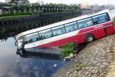 TP.HCM: Xe khách húc bay lan can, cắm đầu xuống kênh Tàu Hủ