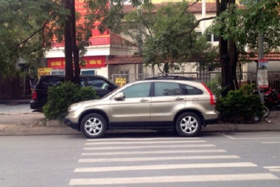 Đỗ ô tô ở phần đường dành cho người đi bộ qua đường sẽ bị phạt bao nhiêu?