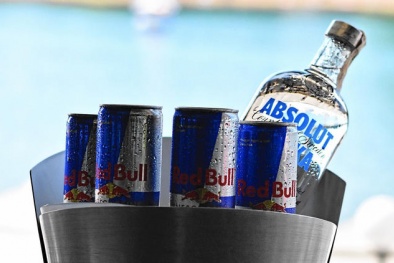 Pha rượu với nước tăng lực: Nguy hại khó lường!