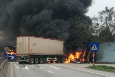 Sau tai nạn, xe đầu kéo và xe khách bốc cháy, hành khách hoảng loạn