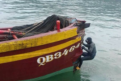 Quảng Bình: Tàu cá đâm tàu hàng 5 ngư dân rơi xuống biển