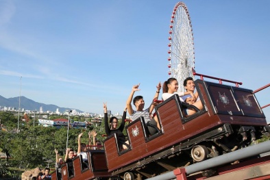 Trải nghiệm tàu lượn dạng treo cực đỉnh tại Asia Park