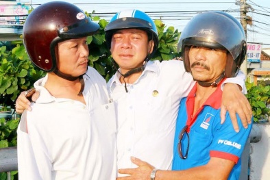 Giây phút đau lòng cha chứng kiến con trai bị tai nạn tử vong