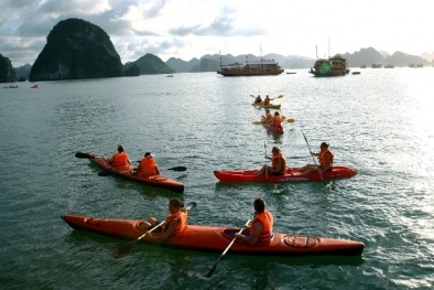 Dịch vụ chèo kayak trên vịnh Hạ Long có thể được hoạt động trở lại