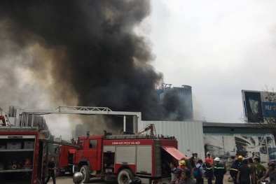 Cháy khu nhà xưởng trên đường Phạm Hùng - Hà Nội