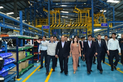 Thủ tướng Nguyễn Xuân Phúc thăm nhà máy sản xuất ô tô ở Ninh Bình