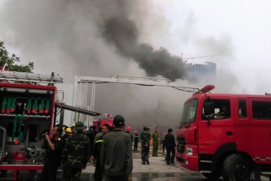 Video: Hiện trường vụ cháy kho hàng trên đường Phạm Hùng