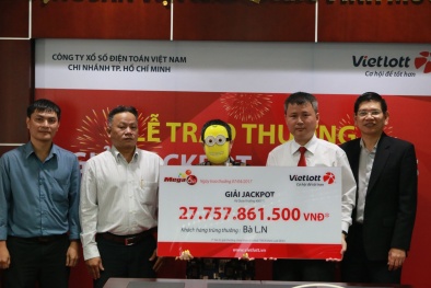 Nữ tiểu thương ở TP.HCM đeo mặt nạ kín mít nhận giải xổ số Vietlott 27,7 tỷ đồng