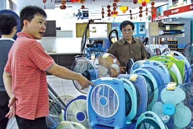 Thị trường hàng chống nóng: Các sản phẩm bình dân hút khách