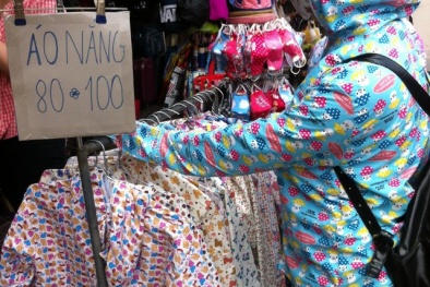 Thị trường hàng hóa mùa hè: Áo chống nắng kiểu dáng đa dạng đắt khách