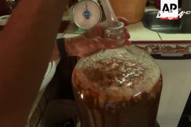 Cuba: Lấy bao cao su làm đồ ủ rượu hoa quả