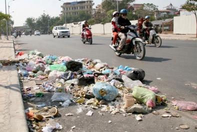 Tuyệt không thấy thùng rác trên vỉa hè Thủ đô, bảo sao dân không ở bẩn?
