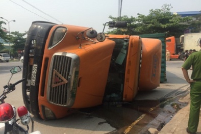 Tai nạn giao thông ngày 11/4: Xe container lật đè nát ô tô 4 chỗ, 2 người tử vong