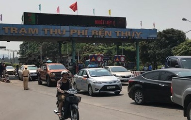 Dân địa phương vui mừng vì được miễn phí qua trạm BOT Bến Thủy