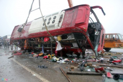 Hiện trường xe giường nằm nổ lốp, hàng chục người thương vong