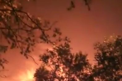 Xưởng dầu nhớt cháy rực cả vùng trời, hàng trăm thùng phuy phát nổ