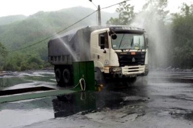 'Bãi tắm' cho xe than ở Uông Bí: Cách làm hay nhưng vướng chuyện thu tiền