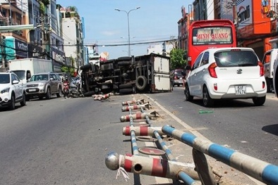 Tai nạn giao thông ngày 14/4: Xe tải tông xe máy rồi lật ngang, đôi vợ chồng nguy kịch