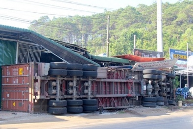 Tai nạn giao thông ngày 16/4: Container kéo lê 3 mẹ con 100m, 5 người thương vong